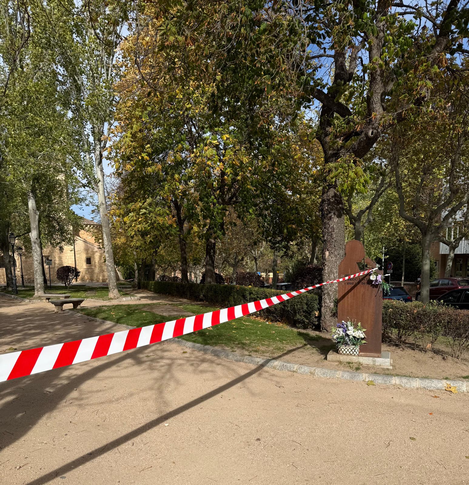 ¿No hay otro lugar para perimetrar un jardín que el memorial de nuestro querido Alfredo Matesanz? Alfredo era socio de honor de "Amigos del patrimonio de Segovia.